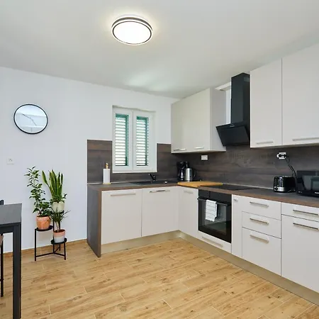 Larum Βίλα Mokošica